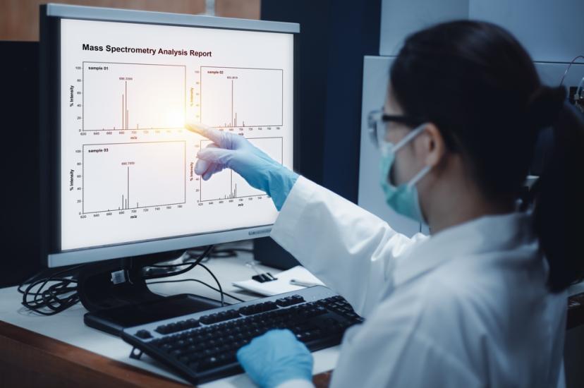 Mass spectrometry results are displayed on a screen.