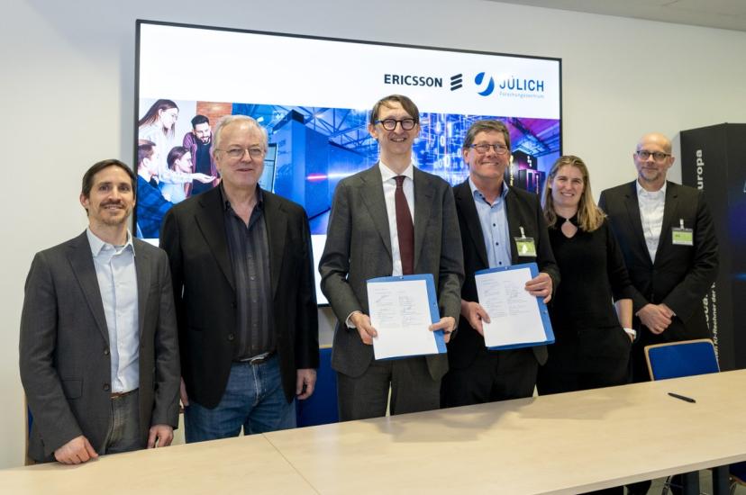 Signing of the Memorandum of Understanding (from left to right): Prof. Paul Strachan, Prof. Thomas Lippert, Prof. Laurens Kuipers, Jan-Peter Meyer-Kahlen, Nicole Dinion, Bernd Mellinghaus