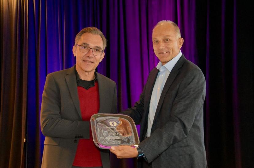 Professor Jürgen Popp, winner of the Charles Mann Award and scientific director at Leibniz IPHT (left), and Prof. Dr. Igor Lednev, Professor at the University at Albany – State University of New York (right).