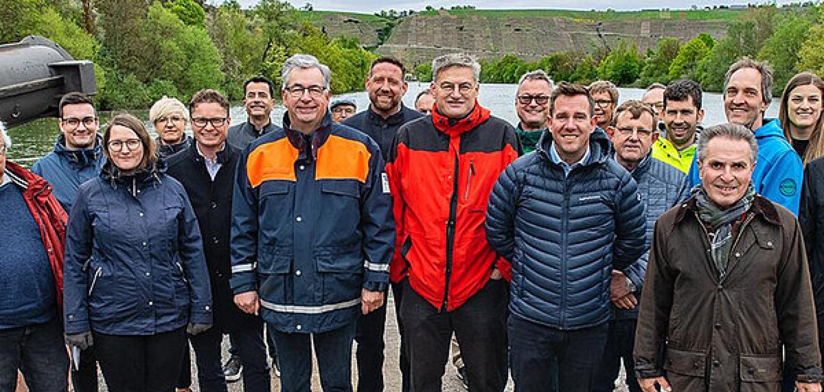 HLRS presented the digital twin to district commissioner Dietmar Allgaier and other local officials on a boat trip along the Neckar.