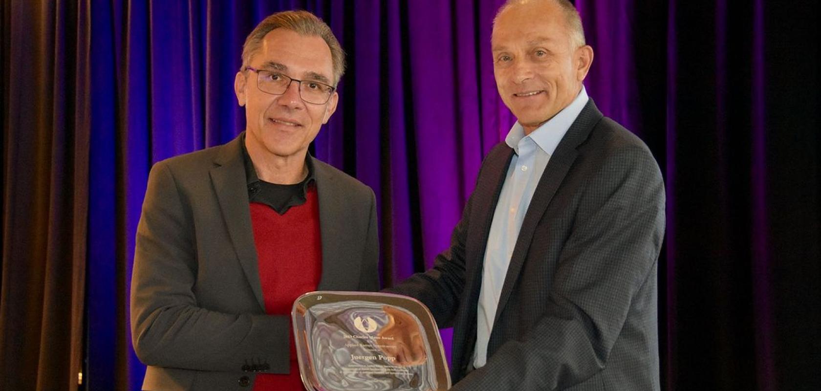 Professor Jürgen Popp, winner of the Charles Mann Award and scientific director at Leibniz IPHT (left), and Prof. Dr. Igor Lednev, Professor at the University at Albany – State University of New York (right).